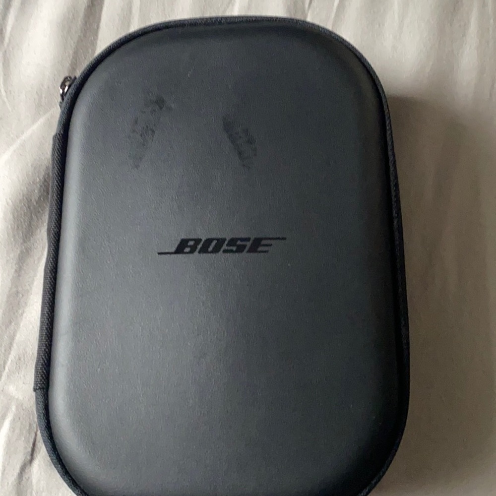 Bose headphones in great condition comes with charger